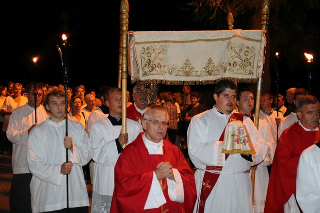 Sveta misa u Starom gradu u Ludbregu uz procesiju s relikvijom Krvi Kristove 
